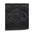 Equiline logo mustassa samettisessa kouluhuovassa, Octagon Velvet satulahuopa